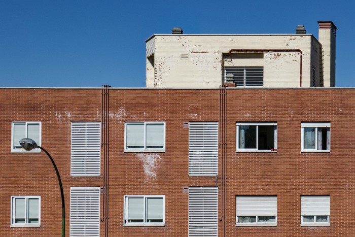 fotografia edificio fachada ladrillo rojo ventanas hogares arquitectura paisaje urbano siuacionismo psicogeografia antonio beltran